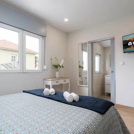 Vakantiehuis Charming Bright House W/ Garden By Hostwise *