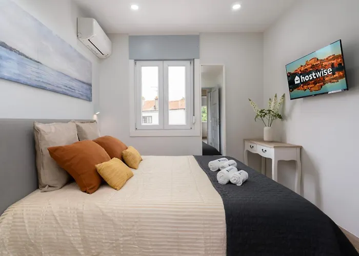 Charming Bright House W/ Garden By Hostwise Hébergement de vacances