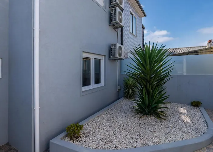 Charming Bright House W/ Garden By Hostwise Hébergement de vacances *