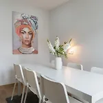 Nyaraló Charming Bright House W/ Garden By Hostwise