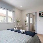 Tatil Evi Charming Bright House W/ Garden By Hostwise *