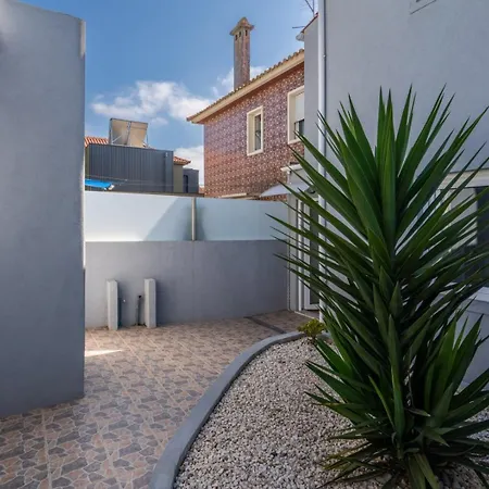 Casa de Férias Charming Bright House W/ Garden By Hostwise