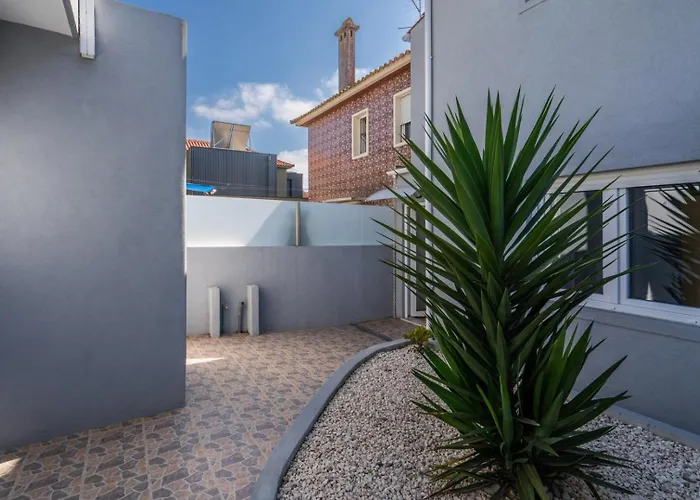 Casa de Férias Charming Bright House W/ Garden By Hostwise