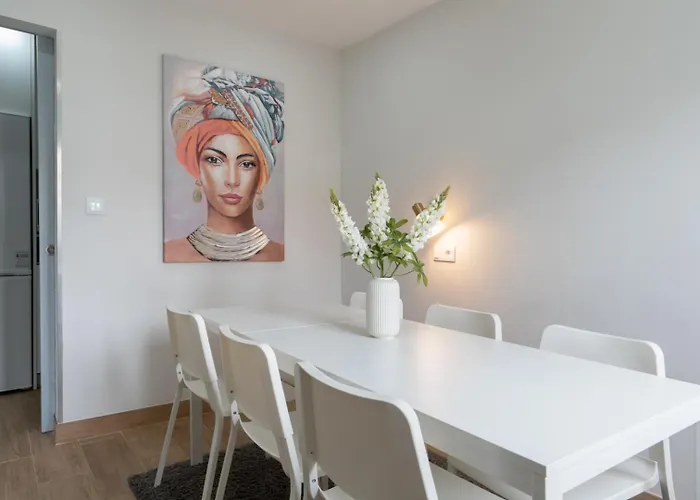 Casa de Férias Charming Bright House W/ Garden By Hostwise