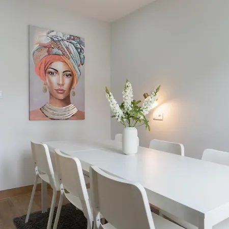 Nyaraló Hostwise - Charming Bright House W/ Garden