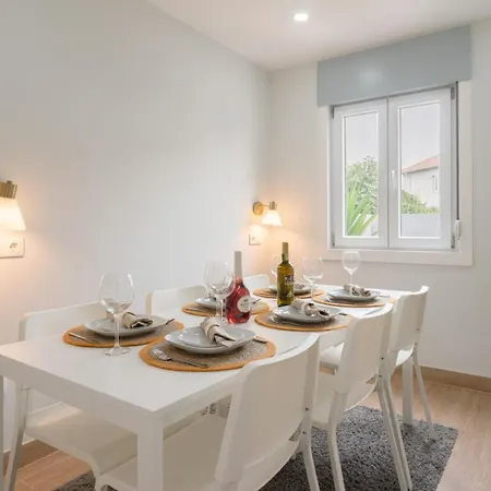 度假居 Charming Bright House W/ Garden By Hostwise 波尔图