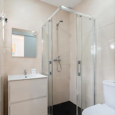 Holiday home Hostwise - Charming Bright House W/ Garden *